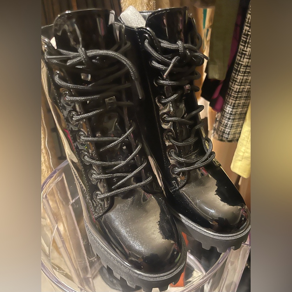 Bamboo patent leather heeled boots. EUC